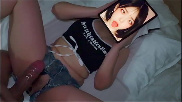 Jilat Memek Roommate Sambil Nonton Foto Bintang Porno